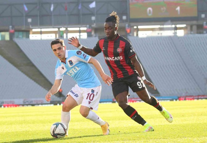 Spor Toto Süper Lig: Fatih Karagümrük: 0 - Trabzonspor: 1 (İ̇lk Yarı)