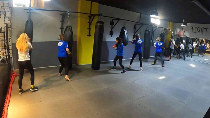 Tuzlalı Kadınlar, Tuzla Belediyesi’nin Kurslarında Kick Boks Öğreniyor