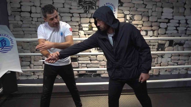 Tuzlalı Kadınlar, Tuzla Belediyesi’nin Kurslarında Kick Boks Öğreniyor