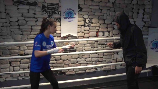 Tuzlalı Kadınlar, Tuzla Belediyesi’nin Kurslarında Kick Boks Öğreniyor