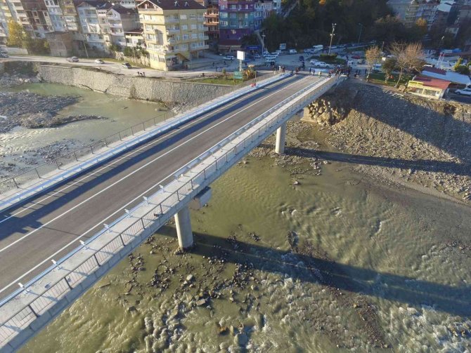 Bakan Karaismailoğlu: “80 Günde Tamamlanan Ayancık Terminal Köprüsü Yarın Açılıyor”