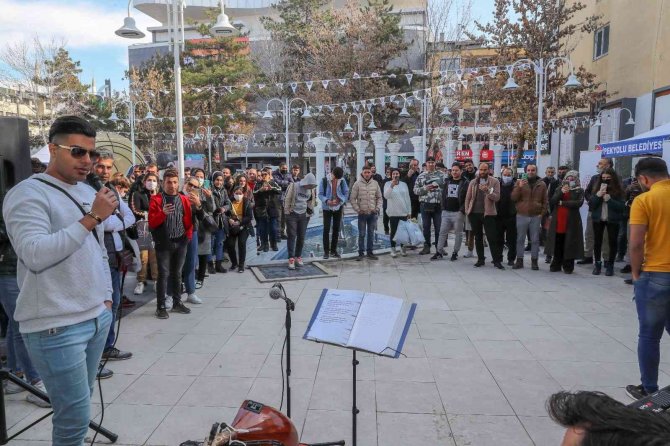 İ̇ranlı Turistlerden Heykel Sanatına Büyük İlgi