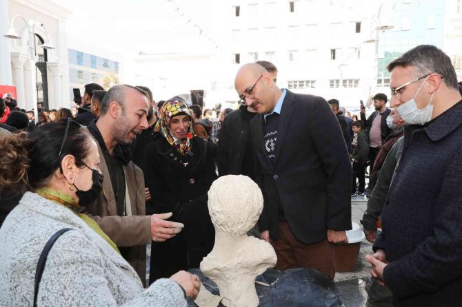 İ̇ranlı Turistlerden Heykel Sanatına Büyük İlgi