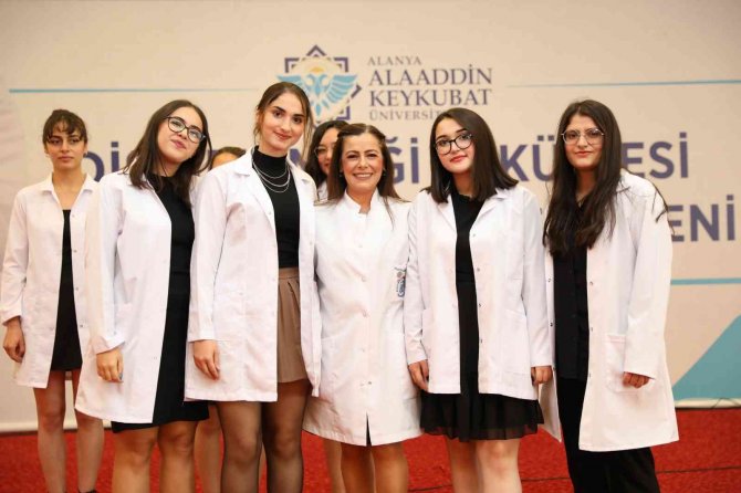 Alkü’lü Hekim Adayları, Beyaz Önlüklerini Giydi