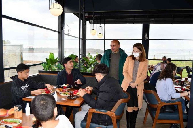 Oral, Güreşçilerle Buluştu