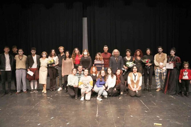 Tiyatro Öğrencileri, ‘Çok Yaşa’ Oyunu İle Mezun Oldu