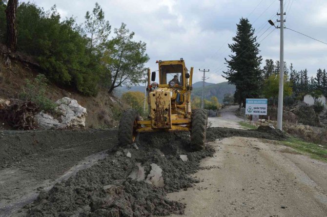 Serik’te Selden Etkilenen Yollarda Temizlik Çalışması