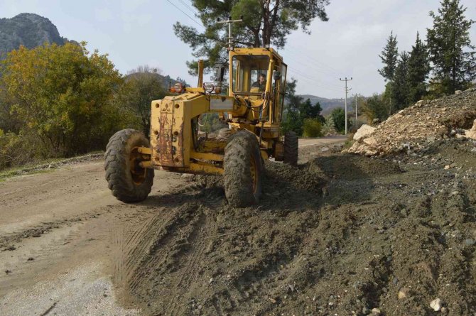 Serik’te Selden Etkilenen Yollarda Temizlik Çalışması