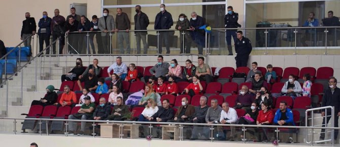 Filenin Şimşekleri Evinde İlk Galibiyetini Aldı