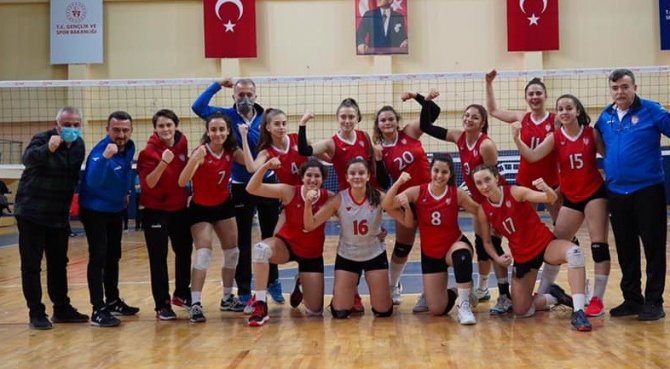 Filenin Şimşekleri Evinde İlk Galibiyetini Aldı