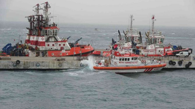 Çanakkale’de Lodos Şiddetini Arttırdı: Gemiler Beşik Gibi Sallanıyor