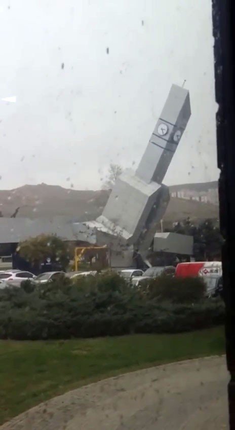 Çatalca’da Saat Kulesi Devrildi