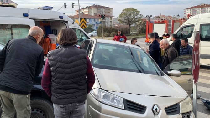 Araç İçerisinde Sıkışan Kadın Güçlükle Çıkarıldı