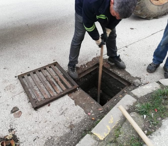 Yağışlar Öncesinde Yağmur Suyu Kanalları Temizlendi