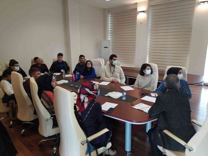 Dicle Üniversitesi Kariyer Merkezi Ve Ab Bilgi Merkezi İş Birliği İle Türkiye Gençlik İ̇klim Forumu Düzenlendi