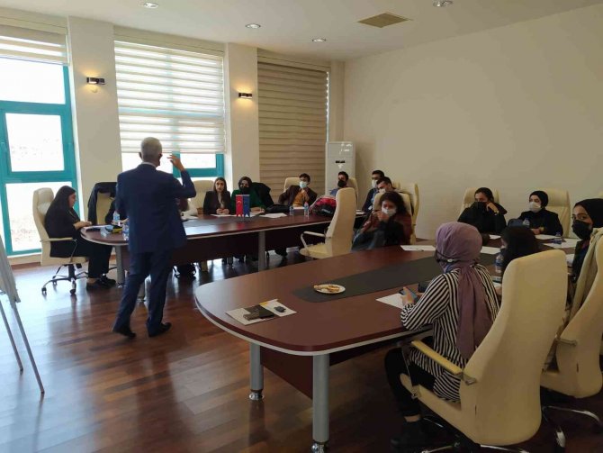 Dicle Üniversitesi Kariyer Merkezi Ve Ab Bilgi Merkezi İş Birliği İle Türkiye Gençlik İ̇klim Forumu Düzenlendi