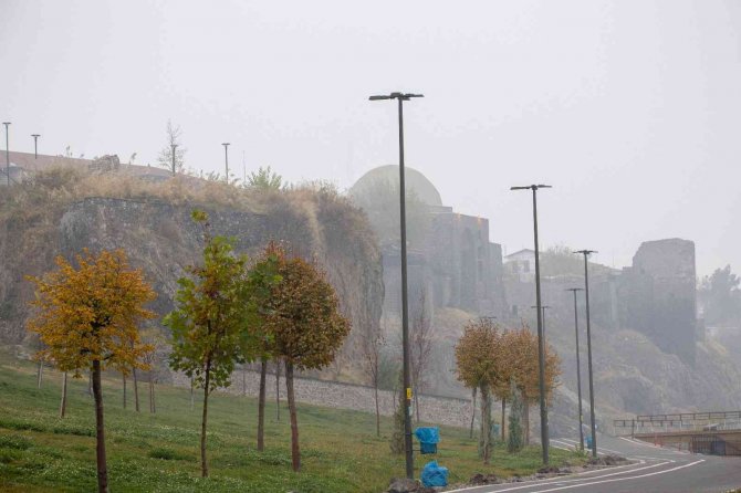 Tarihi Surlarda Sis Manzaraları