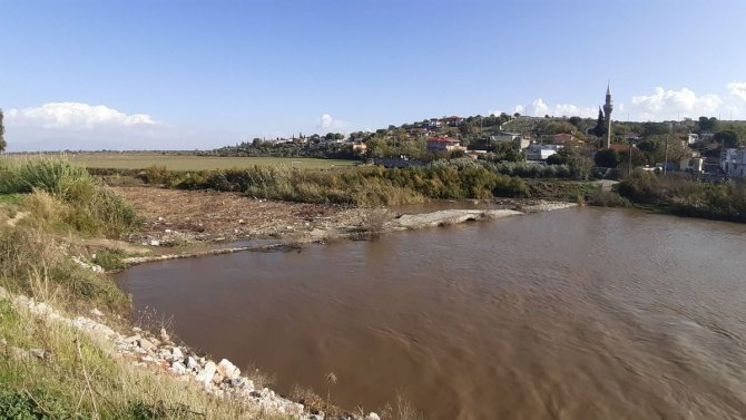 Menderes’te Biriken Çöpler, Tarihi Köprüyü Tehdit Ediyor