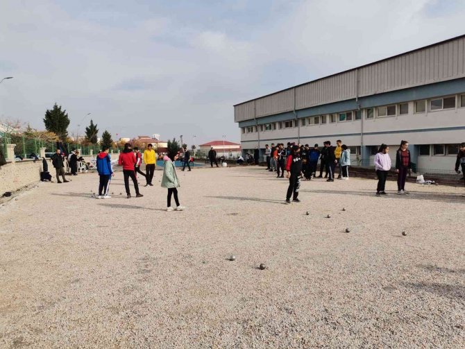 Öğretmenler Dart Ve Bocce Turnuvasında Stres Attı
