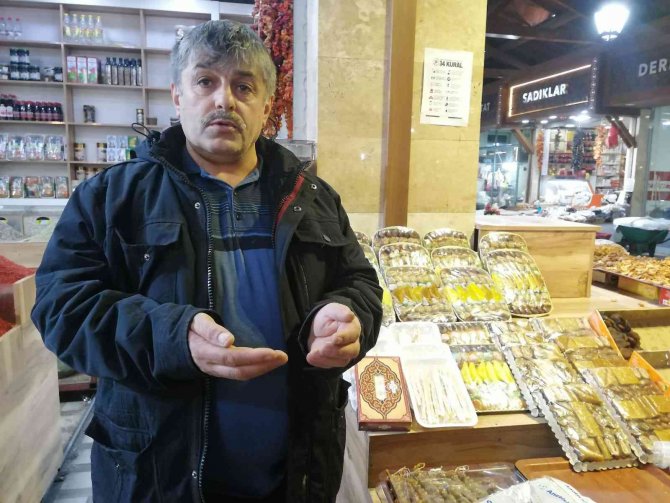 Tarihi Kapalı Çarşıda Ahilik Geleneği Sürdürülüyor: Hep Birlikte Dua Ederek İş Yerlerini Açtılar