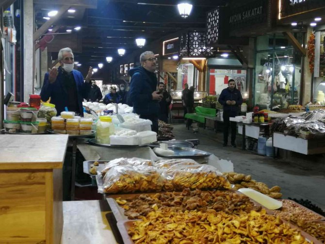 Tarihi Kapalı Çarşıda Ahilik Geleneği Sürdürülüyor: Hep Birlikte Dua Ederek İş Yerlerini Açtılar