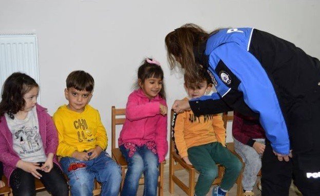 Erzincan’da Polisten Çocuklara Broşürlü Bilgilendirme