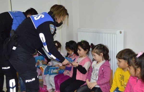 Erzincan’da Polisten Çocuklara Broşürlü Bilgilendirme