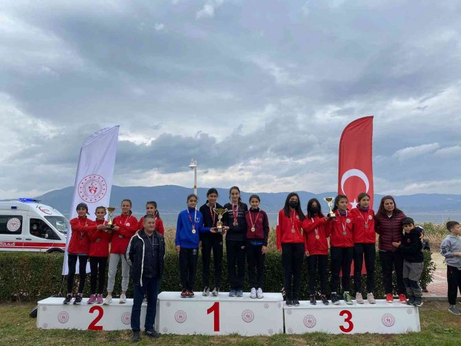 Genç Atletler Başarıdan Başarıya Koşuyor