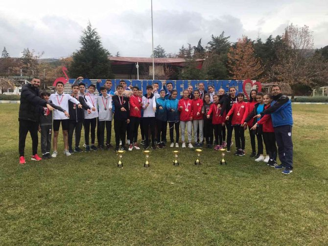 Genç Atletler Başarıdan Başarıya Koşuyor