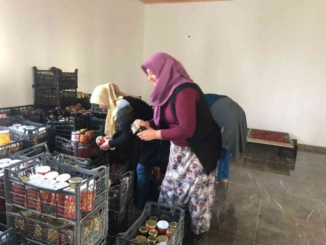 Girişimci Kadınlar Büyük Emekle Ürettikleri Ürünlerin Satışını Yapıyor