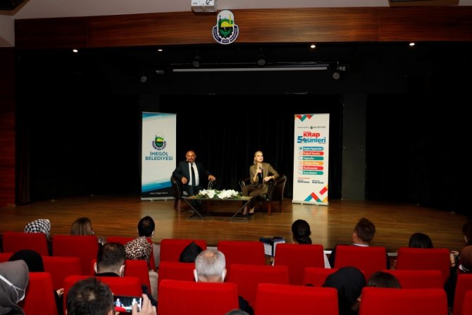 Kitap Günlerinin Finalini Pelin Çift Yaptı
