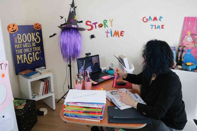 Yemek Odasından Binlerce Öğrenciye İ̇ngilizce Öğretiyor