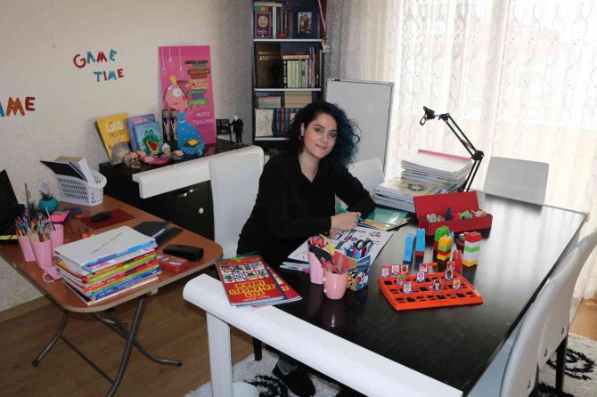 Yemek Odasından Binlerce Öğrenciye İ̇ngilizce Öğretiyor