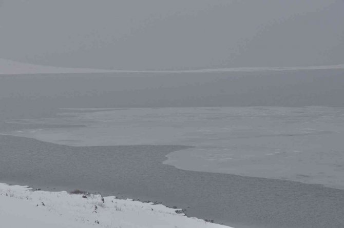 Kars’ta Çıldır Gölü Donmaya Başladı
