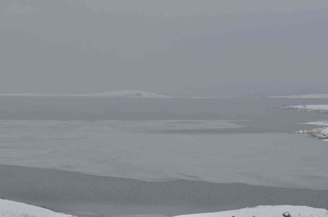Kars’ta Çıldır Gölü Donmaya Başladı