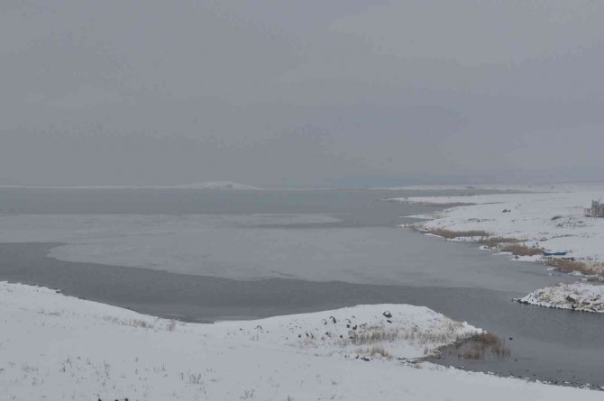 Kars’ta Çıldır Gölü Donmaya Başladı