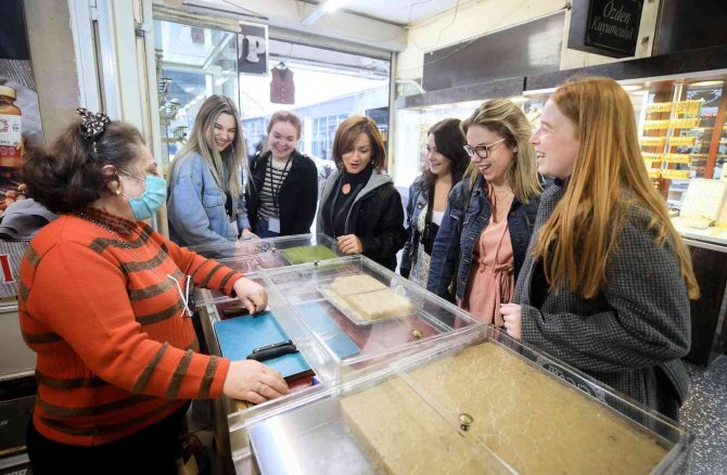 Uluslararası Öğrenciler İ̇zmir’in Lezzetleriyle Hem Eğlendi Hem Öğrendi