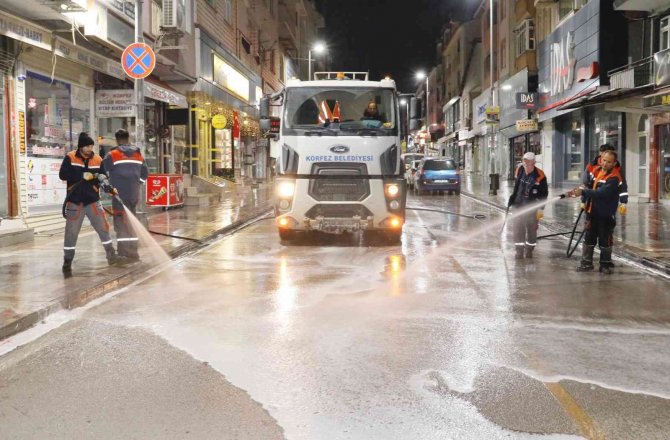Cadde Ve Sokaklar Sabunlu Suyla Yıkanıyor