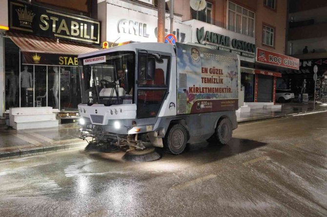 Cadde Ve Sokaklar Sabunlu Suyla Yıkanıyor