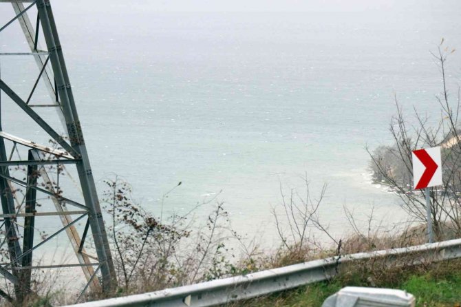İ̇stanbul’un Arka Bahçesindeki Gölün Rengi Değişti