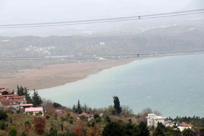 İ̇stanbul’un Arka Bahçesindeki Gölün Rengi Değişti
