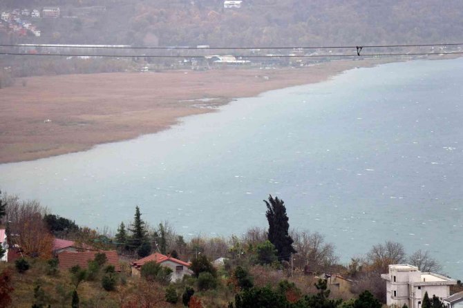 İ̇stanbul’un Arka Bahçesindeki Gölün Rengi Değişti