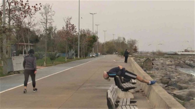 Maltepe’de Fırtınayla Birlikte Dev Dalgalar Kıyıya Vurdu