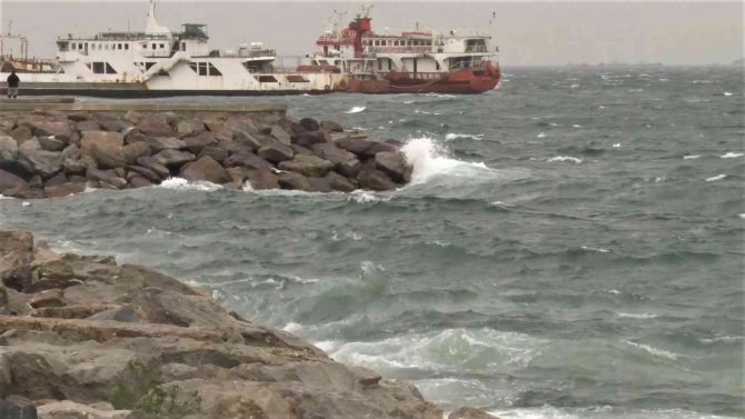 Maltepe’de Fırtınayla Birlikte Dev Dalgalar Kıyıya Vurdu