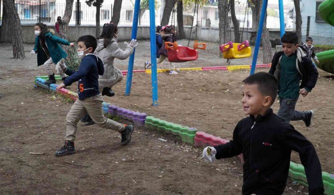 Gençlik Merkezi Gönüllü Gençleri, Minik Öğrencilere Çevre Bilincini Aşıladı