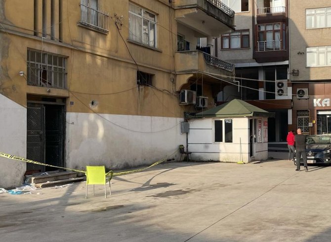 3 Kişiyi Bıçakladı, Çatıda İntihar Girişiminde Bulundu