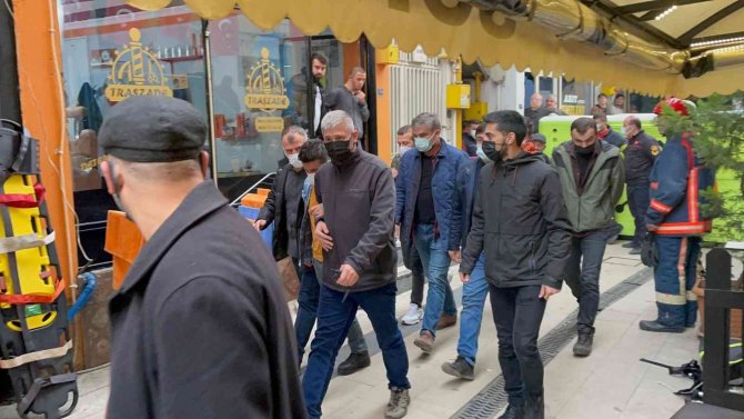 3 Kişiyi Bıçakladı, Çatıda İntihar Girişiminde Bulundu