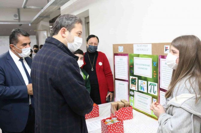 Ortaokulda Tübi̇tak 4006 Proje Sergisi