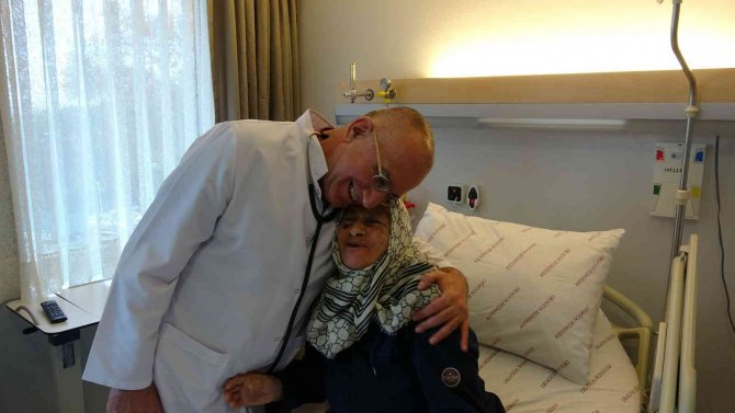 Pandemiyi Bahane Edip Ameliyattan Kaçan Huriye Teyze, Üç Ameliyat Birden Oldu