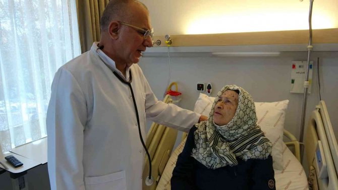 Pandemiyi Bahane Edip Ameliyattan Kaçan Huriye Teyze, Üç Ameliyat Birden Oldu